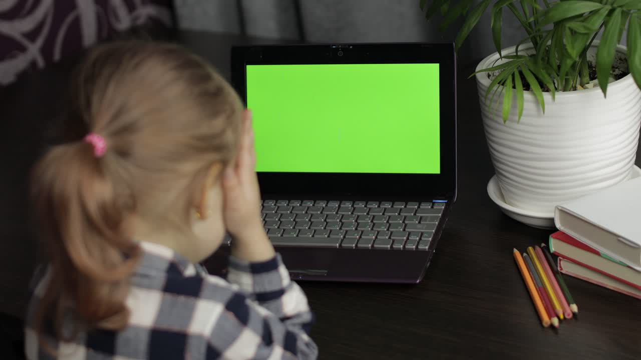 educación a distancia de los niños en la computadora portátil durante la lección en línea en casa. pantalla verde