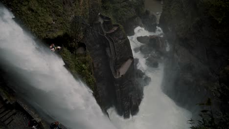 在厄瓜多爾的巴諾斯·德·阿瓜·聖塔 (baños de agua santa) 觀光客參觀魔鬼的<unk>布瀑布 - 無人機