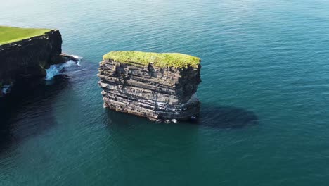 un avión no tripulado volando por encima de la cabeza de downpatrick.