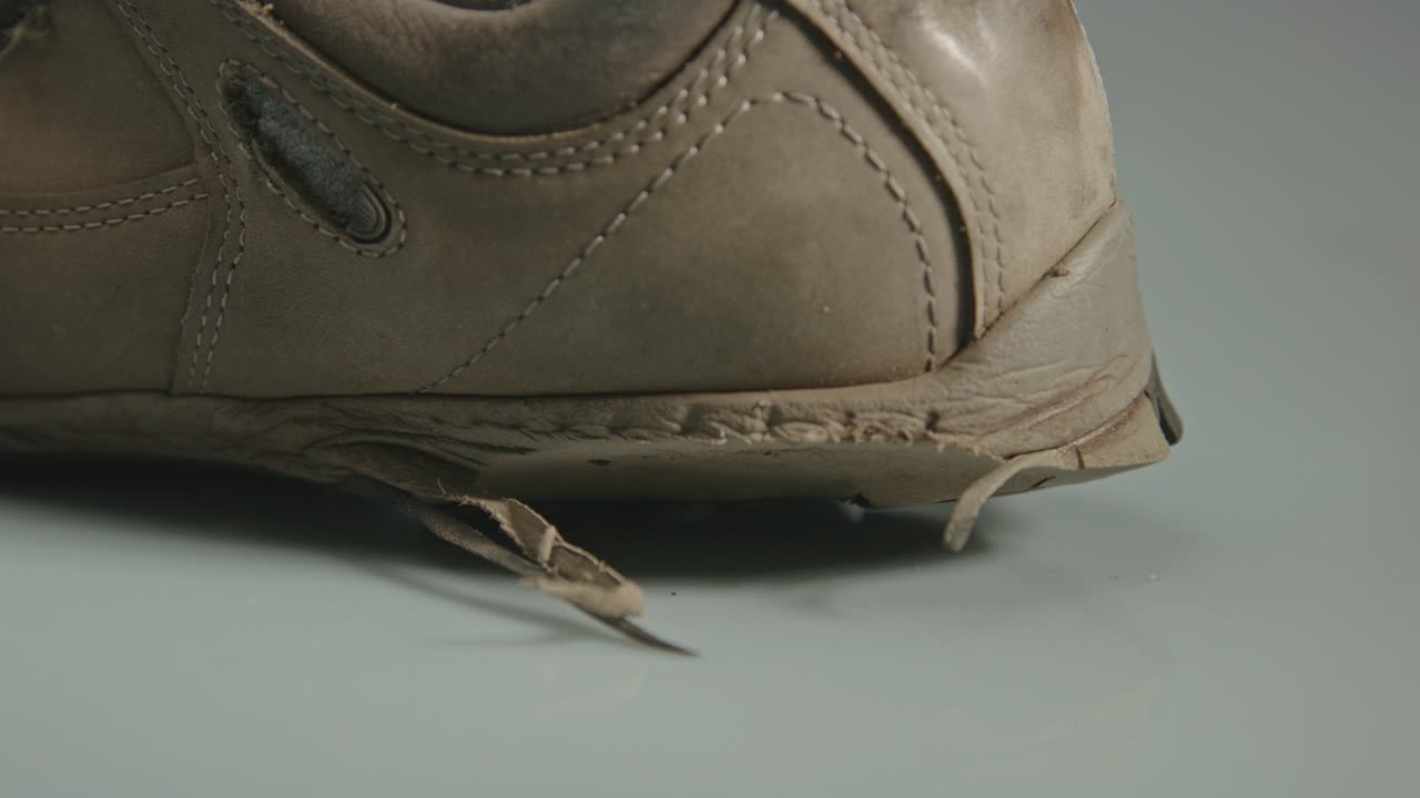 dolly en el talón dañado de la bota de senderismo desgastada