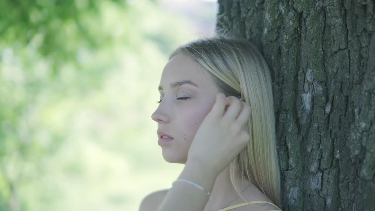 여름 공원에서 나무 에서 춤을 추는 노란색 드레스를 입은 여자