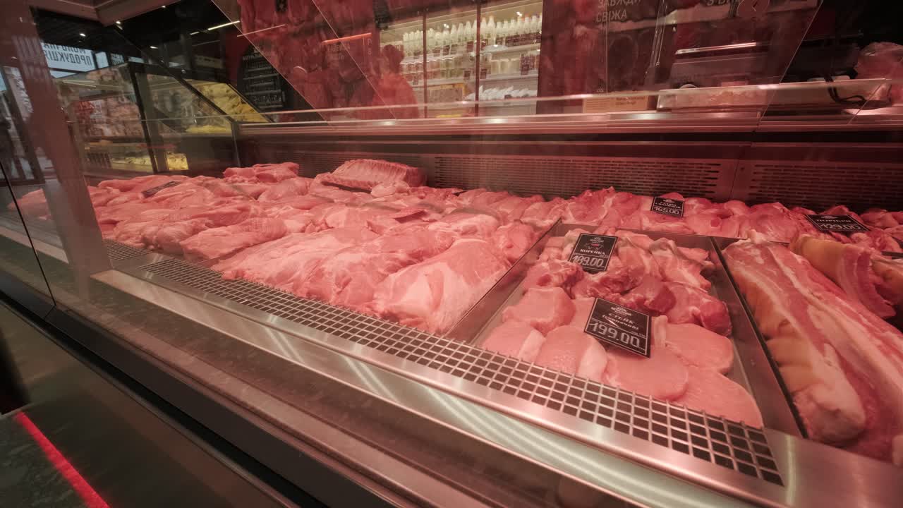 un negozio di carne specializzato in prodotti freschi. la scena mostra carne ben sistemata su banconi, mostrando tagli di alta qualità in un ambiente di vendita al dettaglio pulito e professionale
