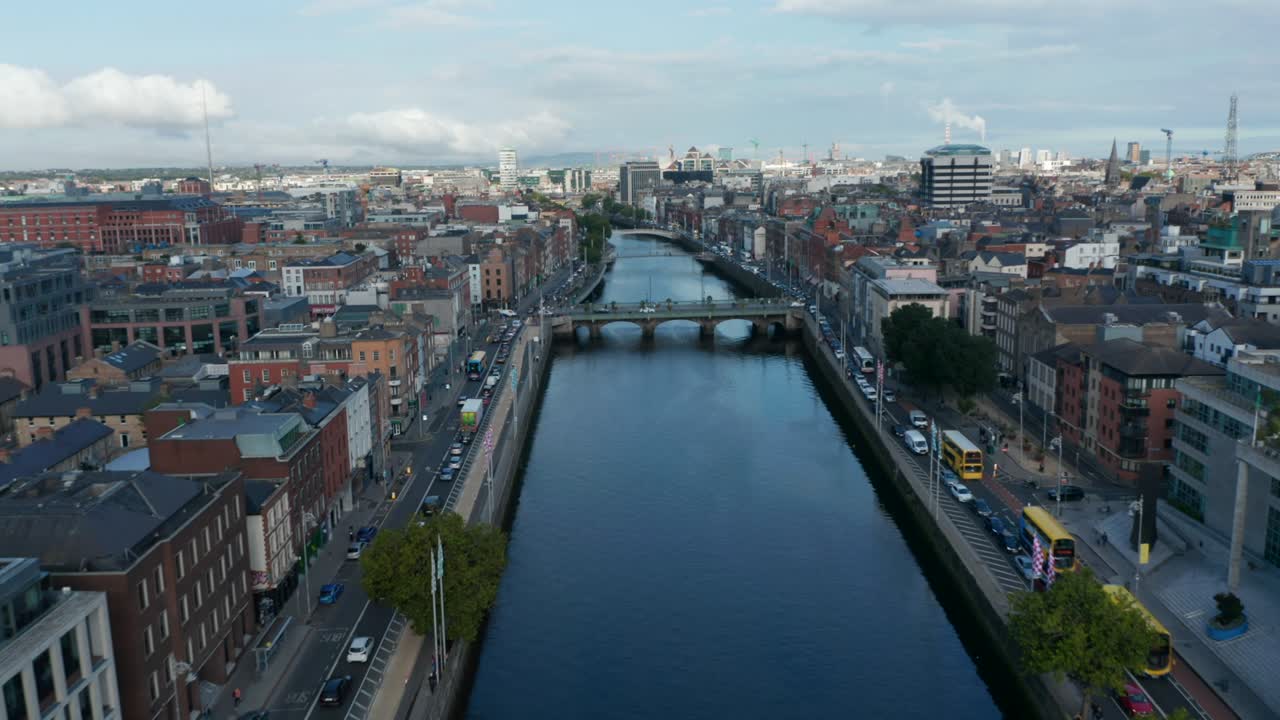 Elven Liffey flyter rolig gjennom sentrum. Rushtid og trafikkork i gatene. Dublin, Irland.
