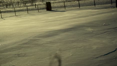 Puderschnee-Treibt-Nach-Einem-Heftigen-Wintersturm-In-Dieser-Glatten,-Gleichmäßigen-Aufnahme-über-Die-Oberfläche-Von-30-Cm-Schnee