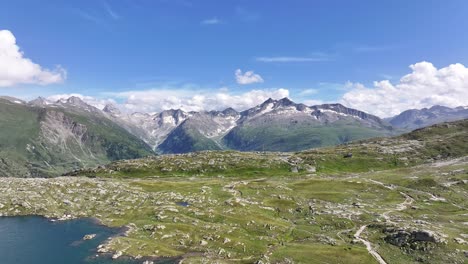 vista aérea del paso de grimsel y los alpes suizos en suiza