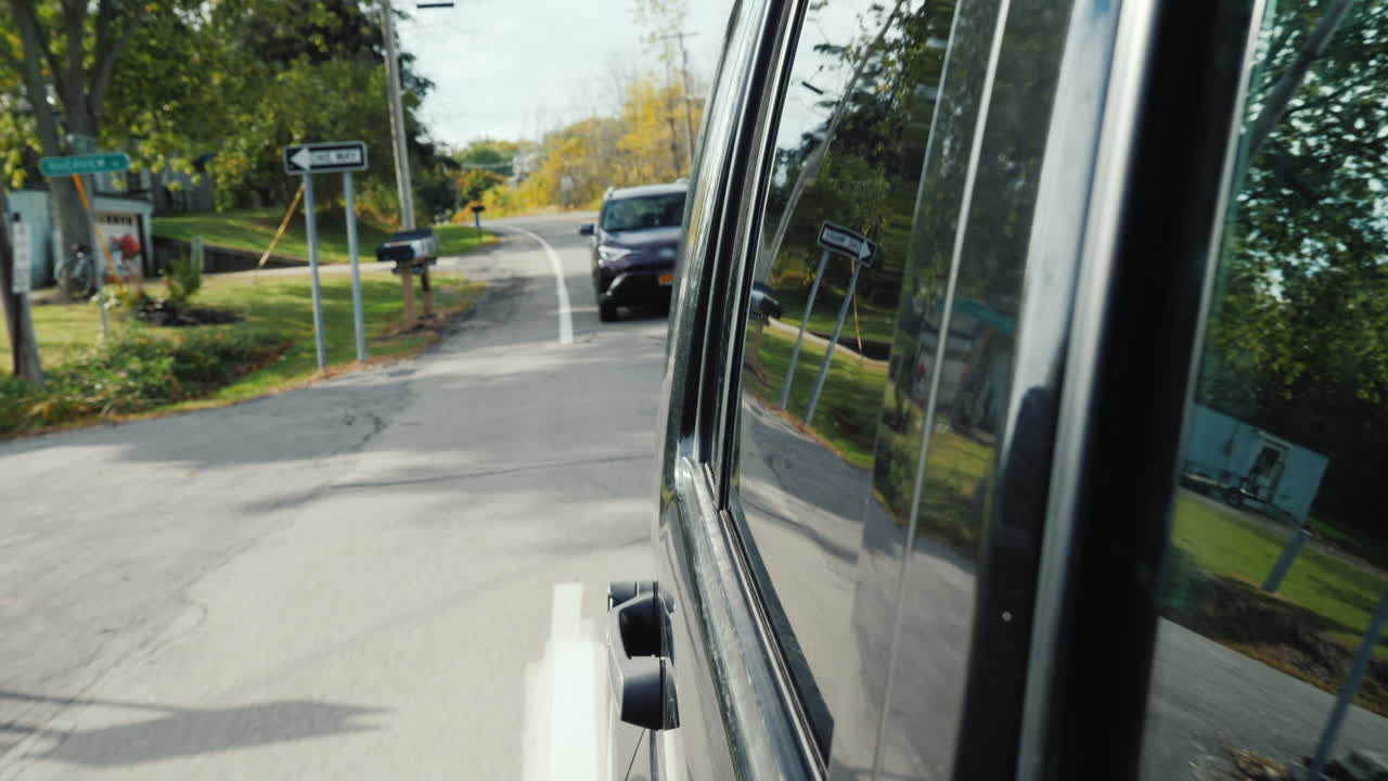 자동차가 다리를 건너면서 차창