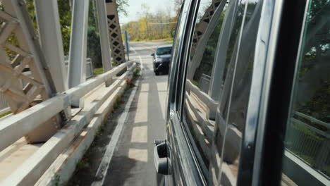 ventana de coche mientras el coche cruza el puente