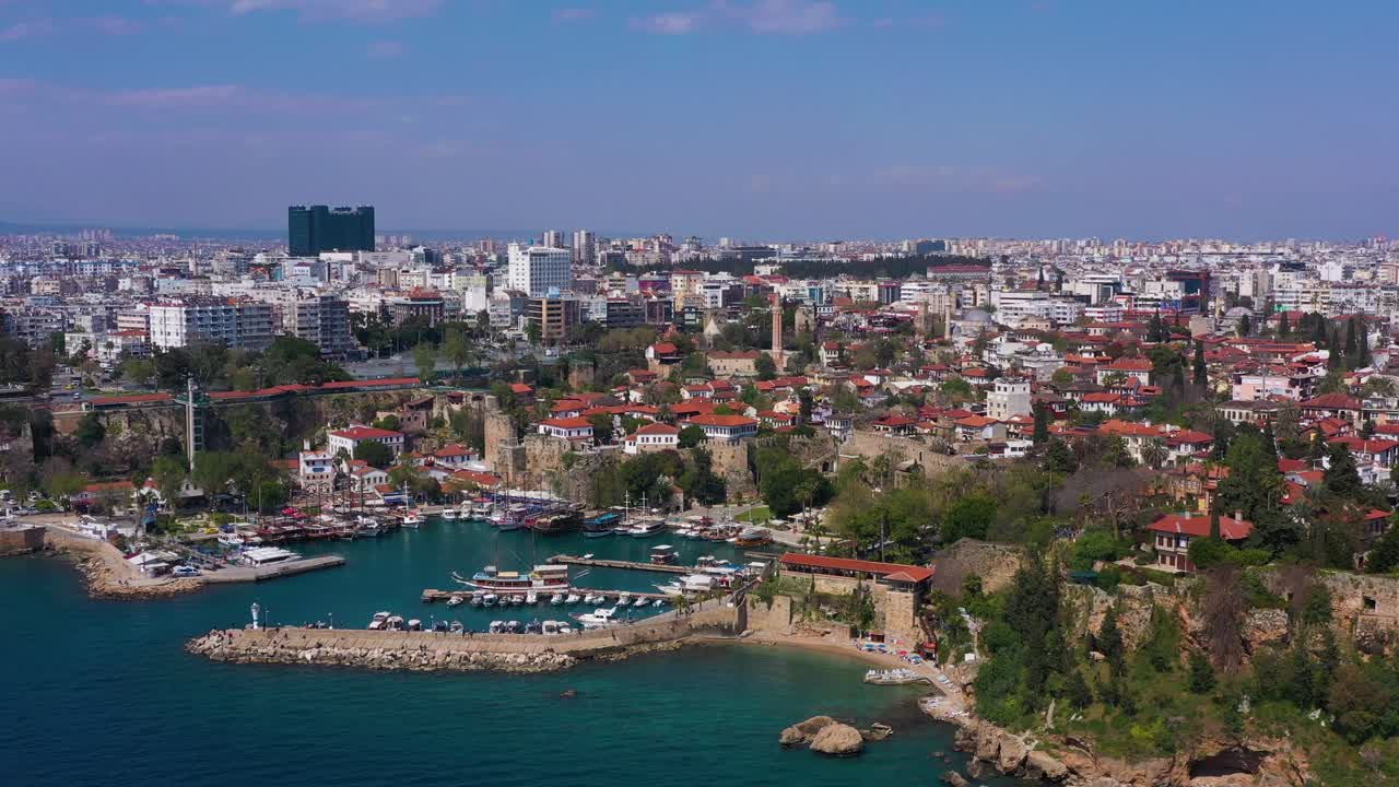 el casco antiguo de antalya y el puerto deportivo del casco antiguo en un día soleado. turquía. vista aérea