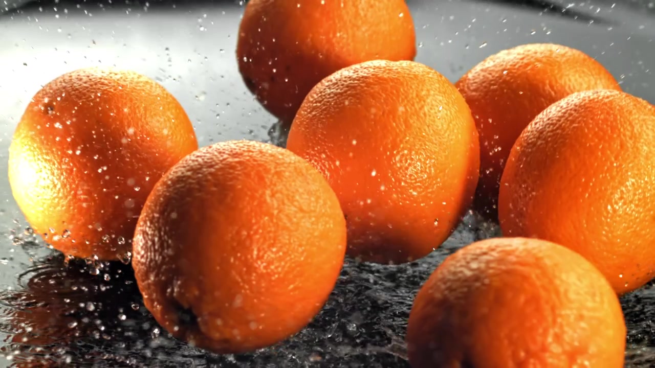 Laranjas Frescas Caindo e Respingando na Água em Câmera Lenta