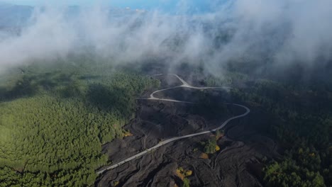 Eine-Straße-Auf-Einen-Vulkan,-Der-Von-Tiefen-Wolken-Bedeckt-Ist