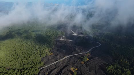 un camino hasta un volcán cubierto de nubes bajas