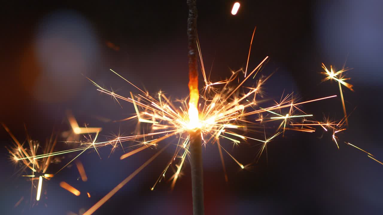 fuego de bengala ardiente y chispas en el fondo desenfocado en 4k