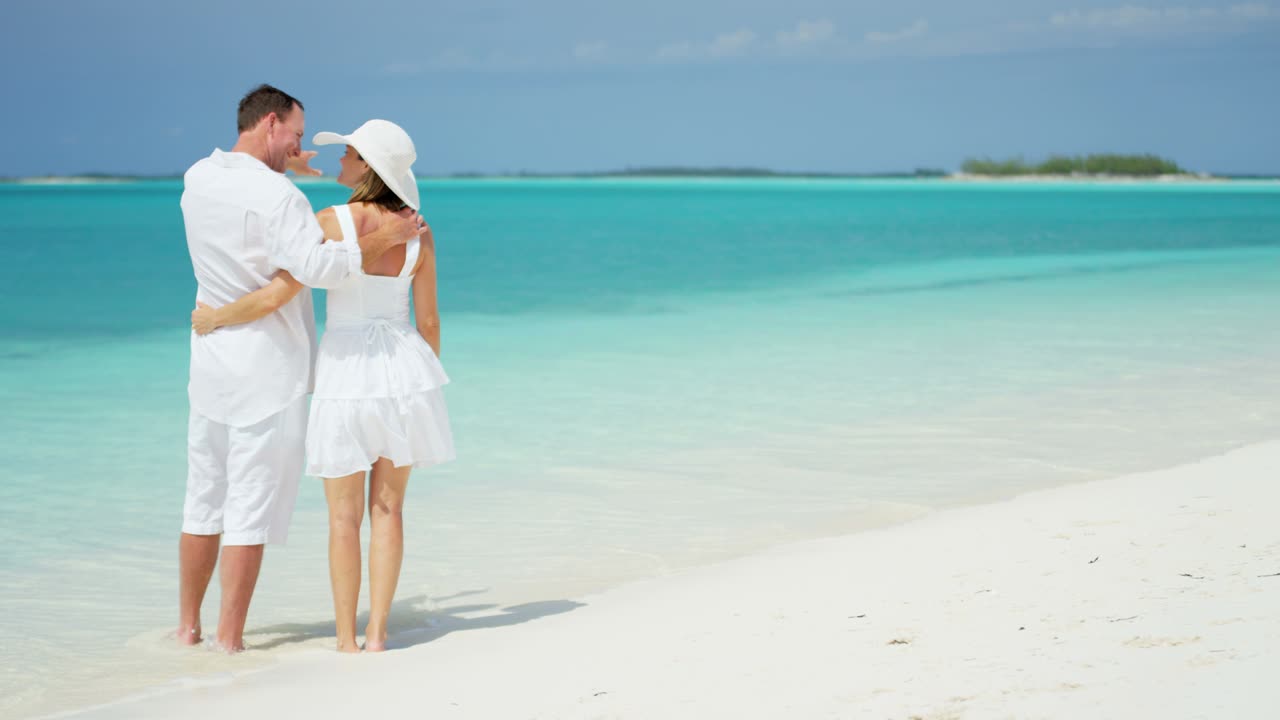 Liefdevol jong Kaukasisch stel op een Caribisch strand
