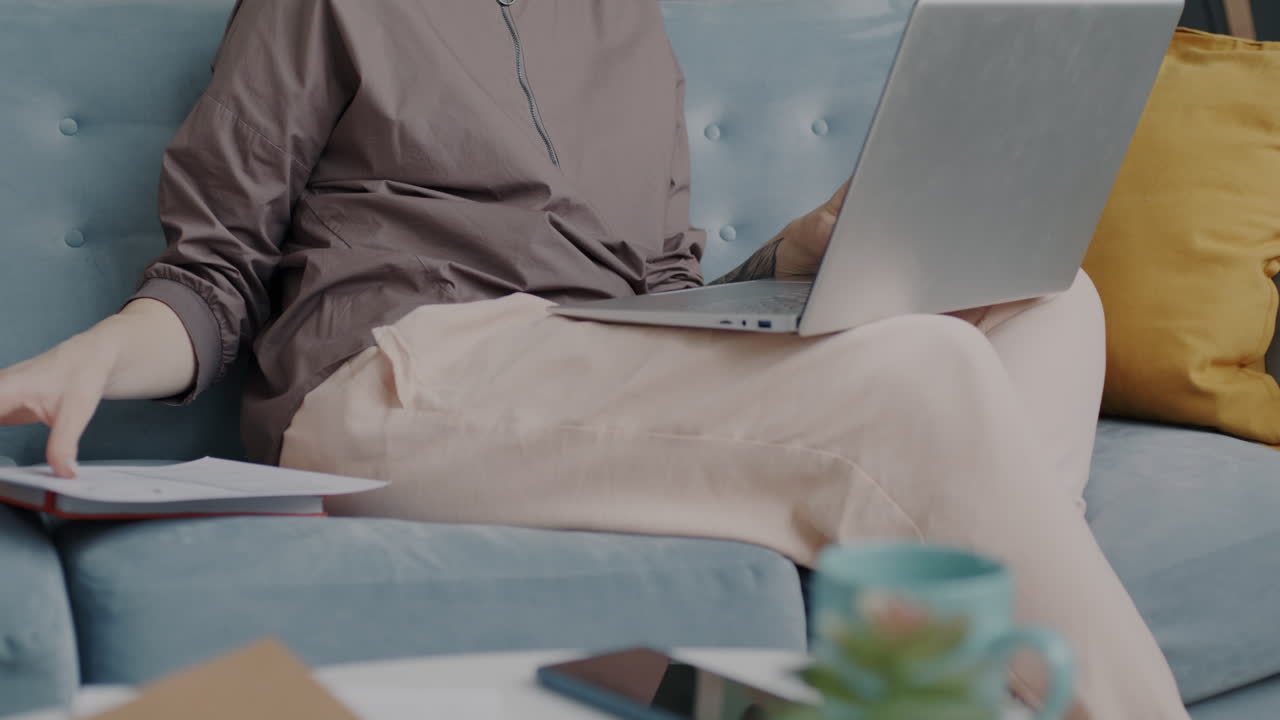 집에서 노트북으로 일하는 여성