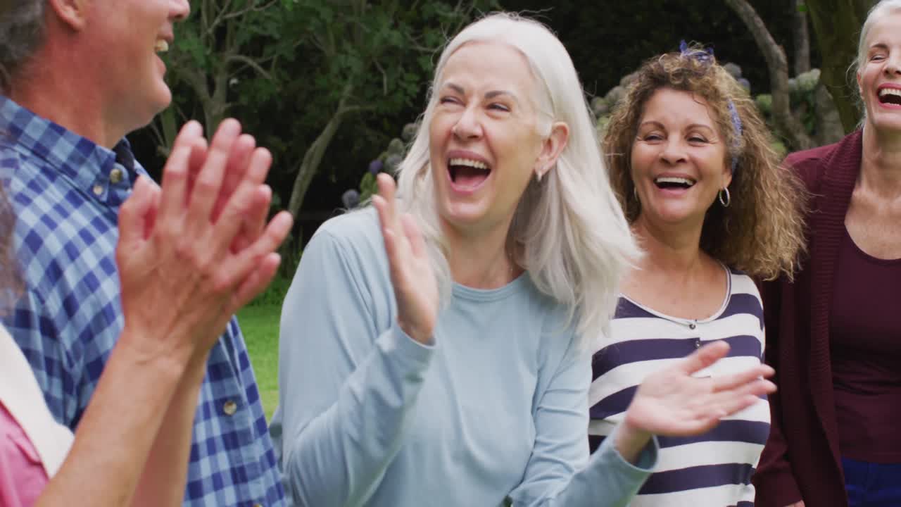 행복 한 다양한 여성 과 남성 고령 친구 들 이 정원에서 함께 이야기 하고 재미 를 즐기는 애니메이션