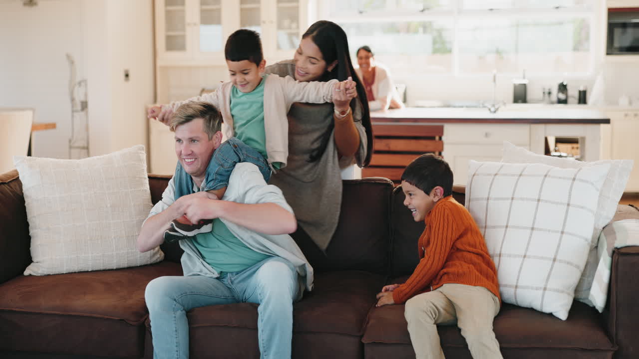 재미, 가족 및 거실 놀이 엄마와 함께