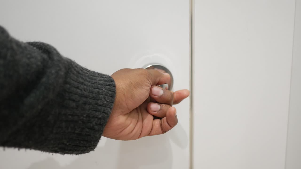la mano abriendo una puerta