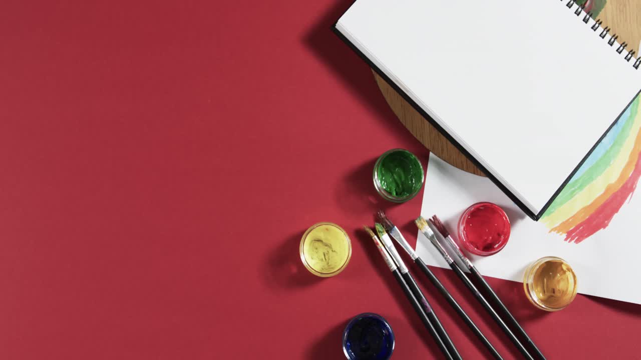 레드 배경 에 있는 노트북, 페인트, 브러시 의 상상, 복사 공간, 슬로우 모션