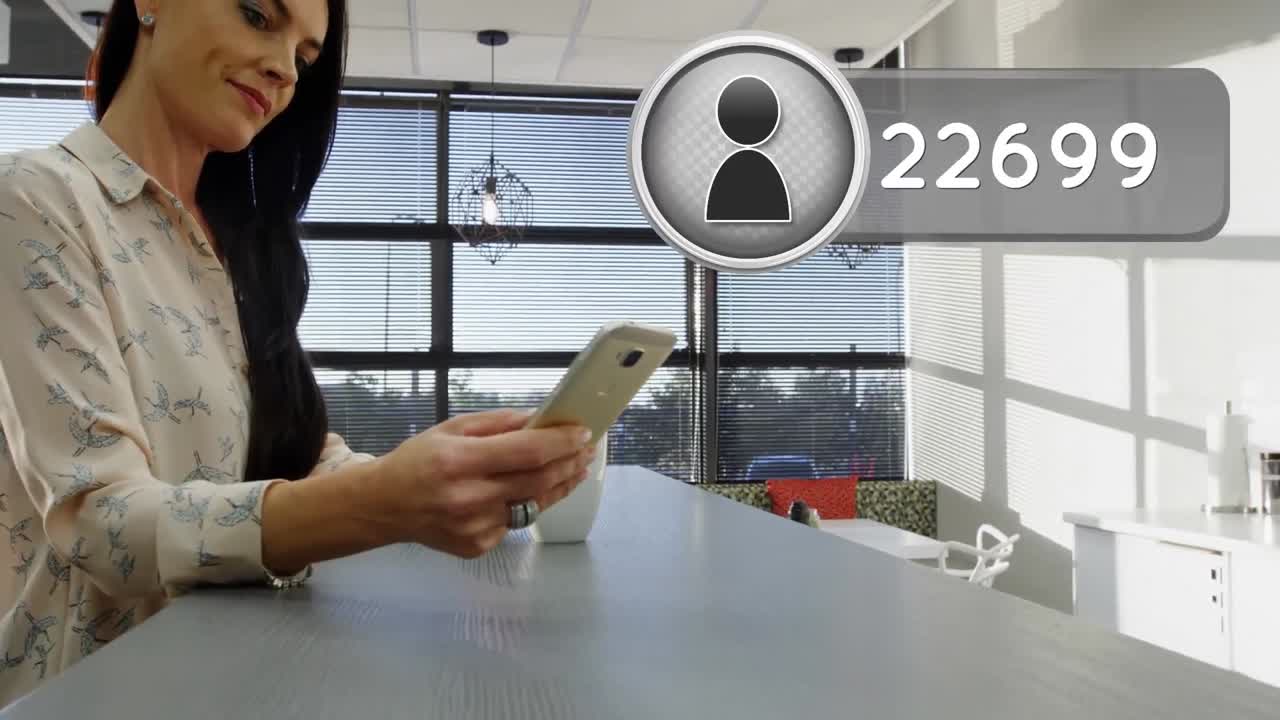 mujer bebiendo café mientras envía mensajes de texto