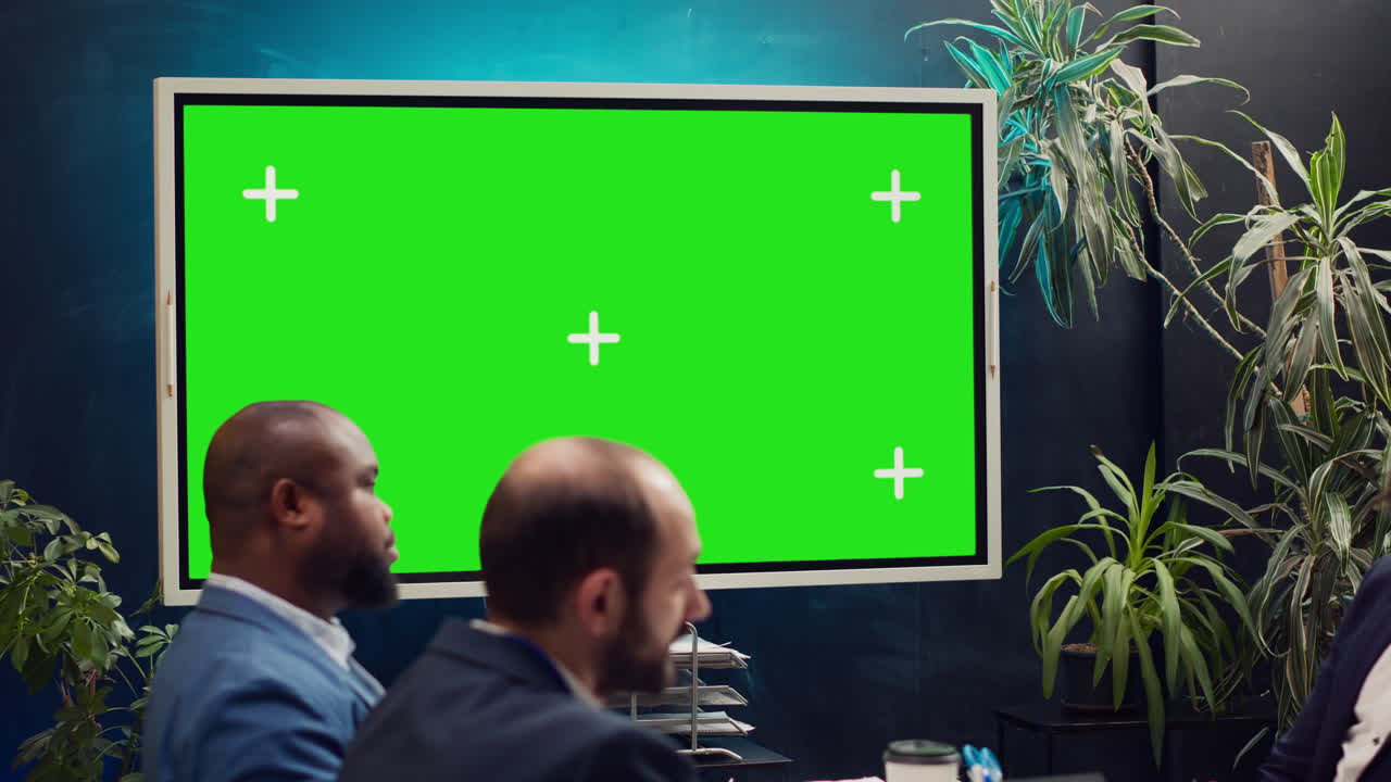 고립된 tv 디스플레이가 있는 회의실에서 마케팅 팀 회의