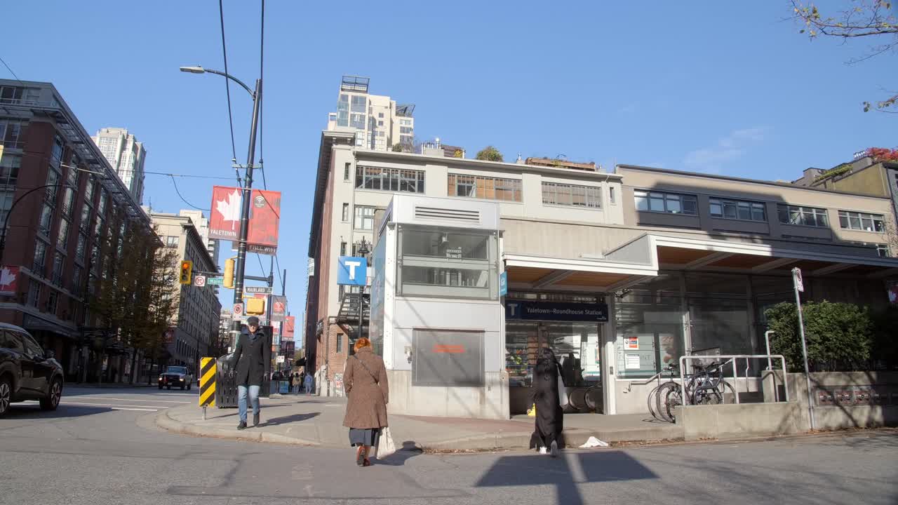 캐나다 브리티시 컬럼비아 주 밴쿠버 의 예일타운 을 산책 하는 사람 들 - 느린 동영상