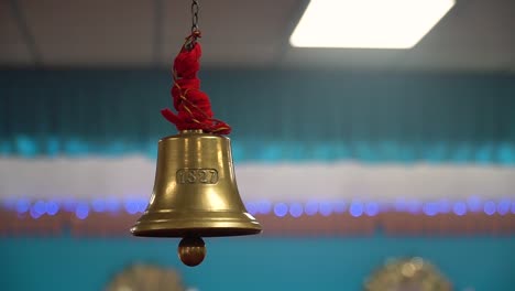 cerca de la campana de ghenti en el templo hindú en la ceremonia de havan