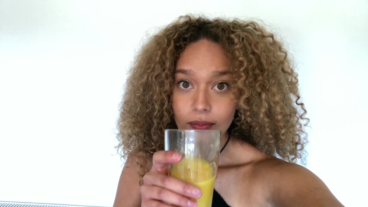 mujer recibe buenas noticias por video chat