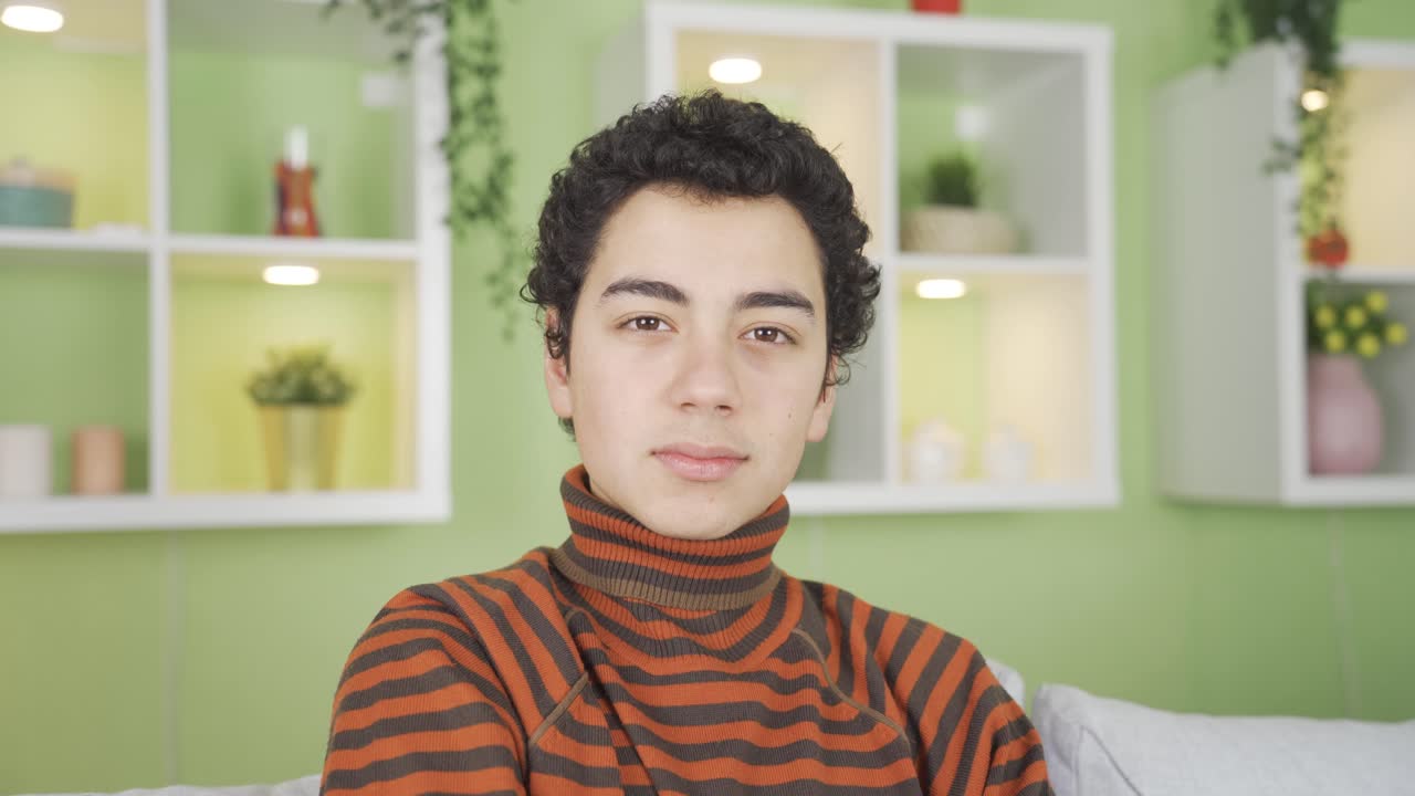 행복하고 자신감 있는 성공적이고 똑똑한 소년 소년의 초상화입니다.