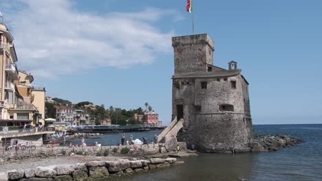 Ciudad-Costera-Rapallo-En-Un-Municipio-De-La-Ciudad-Metropolitana-De-Génova,-Ubicada-En-La-Región-De-Liguria-Del-Norte-De-Italia-Con-Castillo-En-El-Agua