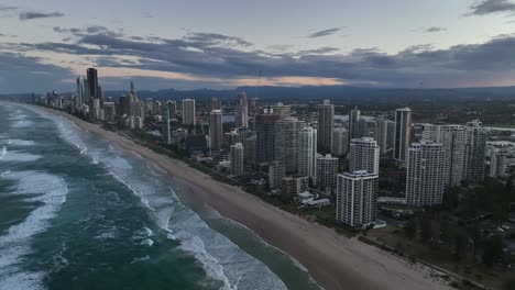 costa dorada, paraíso de los surfistas, queensland, australia, avión no tripulado, apartamentos de lujo de gran altura brillan al atardecer