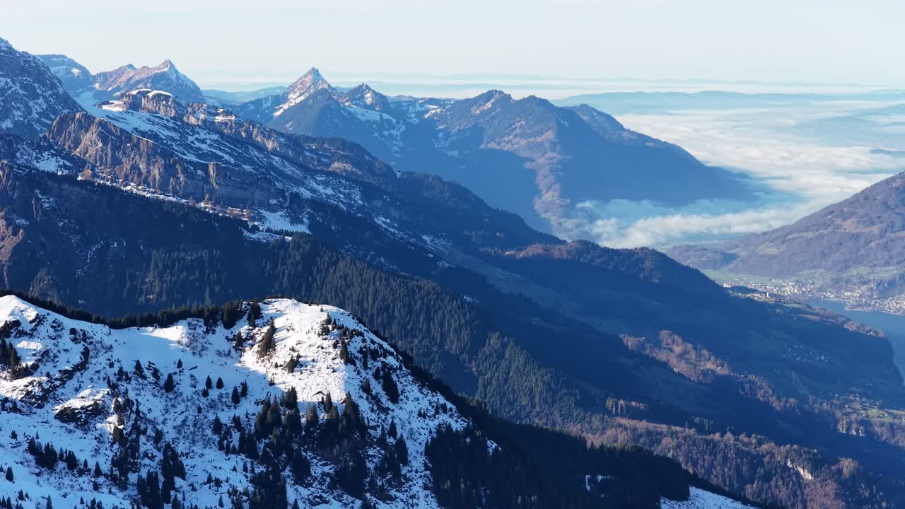 İsviçre, Flums yakınlarındaki Flumserberg üstünde Walensee üzerinde Churfirsten sıradağları drone görüntüsü, karla kaplı alp zirveleri, derin vadiler, orman yamaçları ve kış manzarası