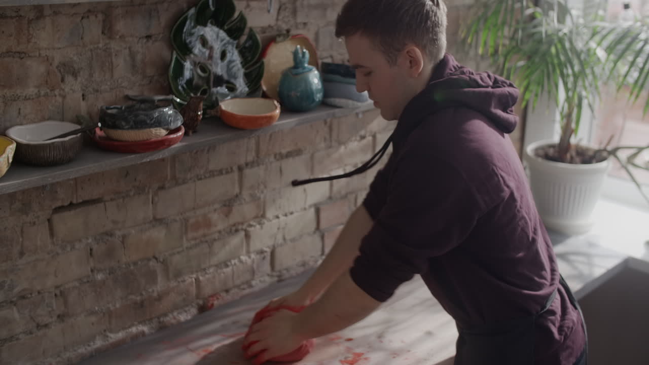Joven artista trabajando con arcilla