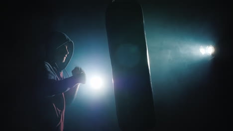 Anfängerboxer-Trainiert-Mit-Boxbirne