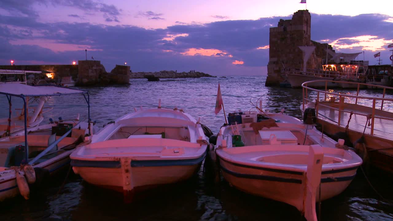 레바논 해안의 아름답고 유서 깊은 어촌 마을 비블로스에서 어선이 파도를 타고 있습니다.