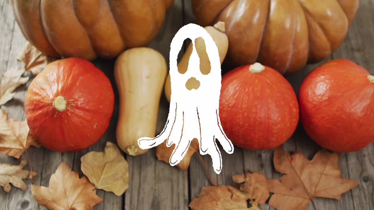 animación fantasma sobre calabazas y hojas de otoño en superficie de madera