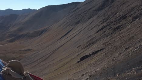 Excursionista-Subiendo-Roca-Sobre-Valle-Siguió-Pan-Kananaskis-Alberta-Canada