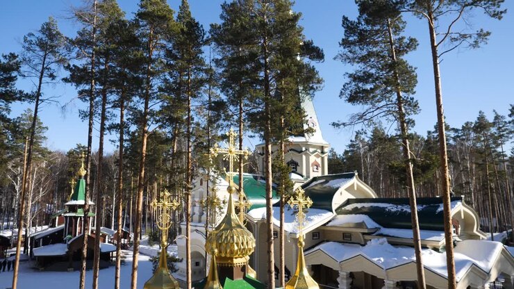 Église orthodoxe dans une forêt hivernale