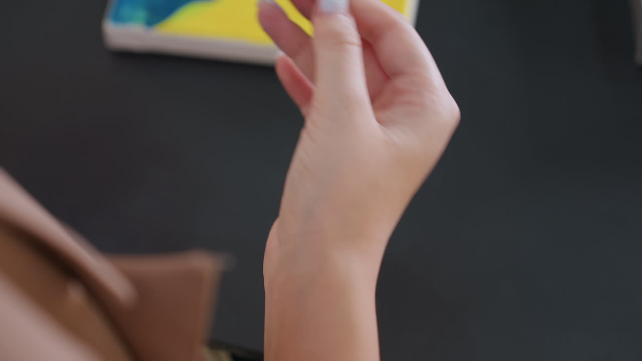 mujer blanca pensativa, señora de piel clara y relajada en pose pensativa con fondo artístico, retrato posicional tranquilo de mujer caucásica con material artístico en un ambiente de compra cómodo