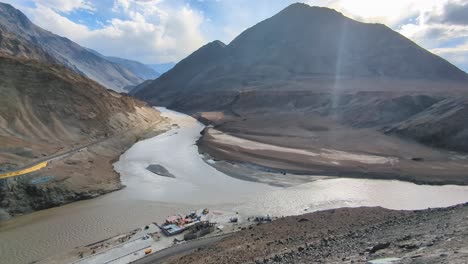 pan shot de la confluencia del río indus zanskar o sangam que fluye a través del valle de la montaña del himalaya en ladakh, india