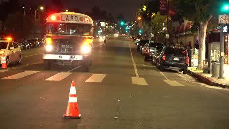 Autobús-Antidisturbios-De-La-Policía-Respondiendo-A-La-Llamada-De-Servicio