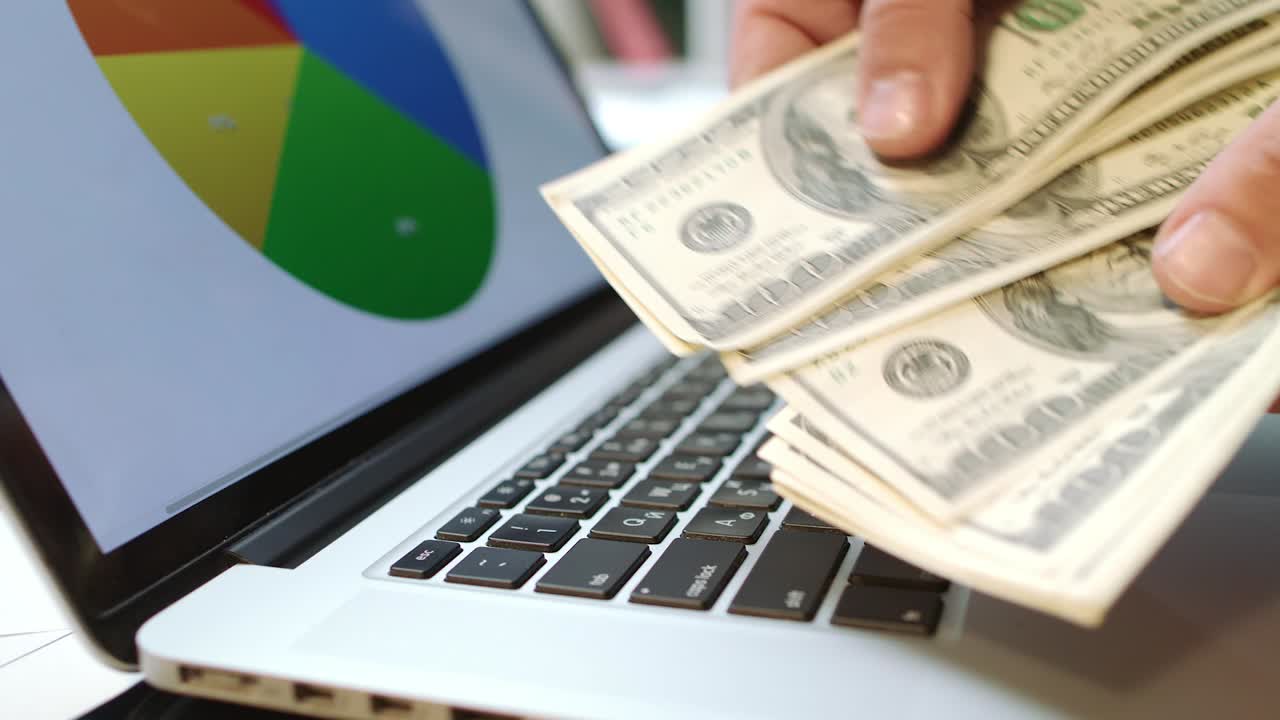 las manos del hombre contando dinero en efectivo en la oficina. concepto de éxito empresarial