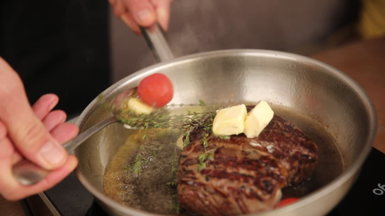 맛있는 스테이크를 준비하고 있습니다.