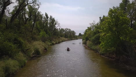 tiro de drone de canoa de vela en un río en tulsa, georgia