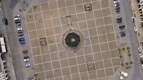 fuente en el centro increíble vista aérea desde arriba vuelo budweis budejovice ciudad vieja en la república checa, verano de 2023
