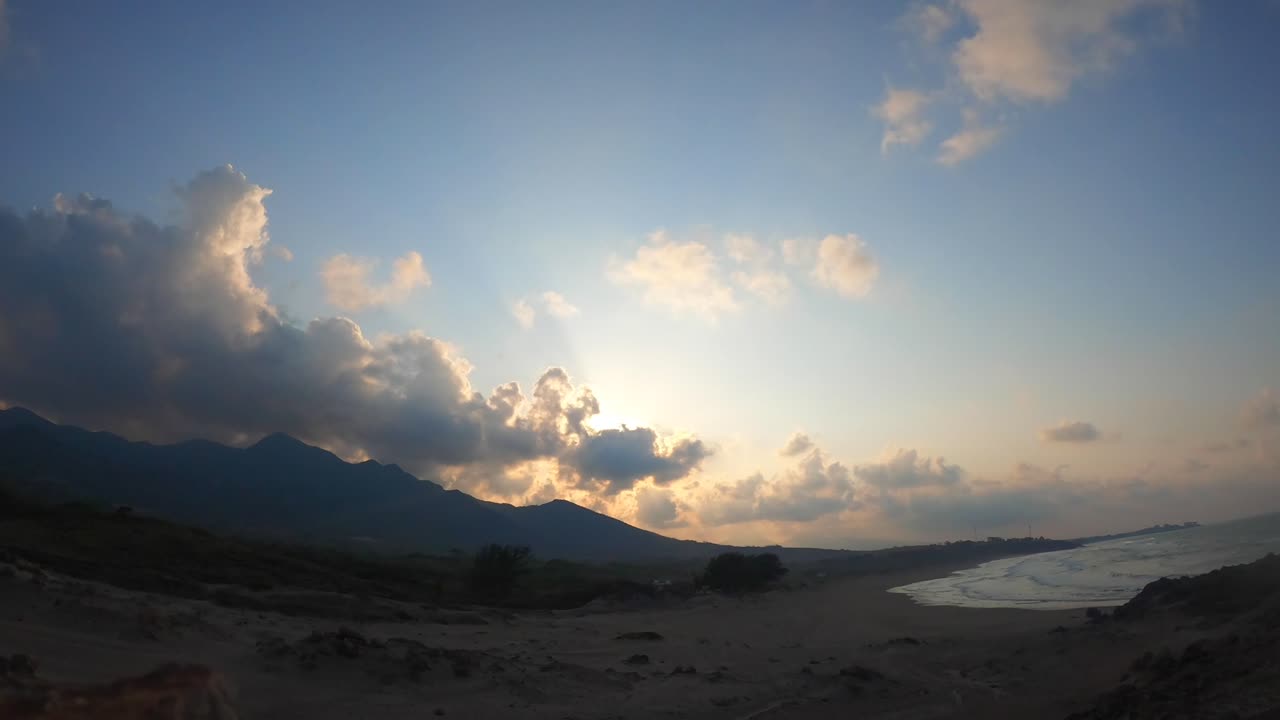 배경에 모래 언덕이 있는 멕시코 베라크루즈의 멕시코 만 해안을 보여주는 타임랩스