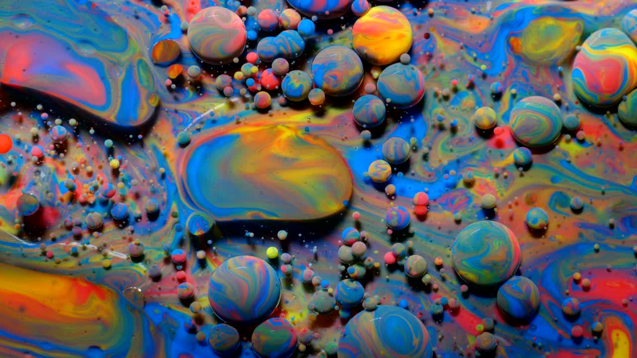느린 움직임 밝은 색상 거품 오일 아름다운 페인트 우주 색 움직이는 다채로운 근접. 아크릴 페인트. 환상적인 최면 표면. 추상적인 다채로운 페인트 변형 구조 거품.