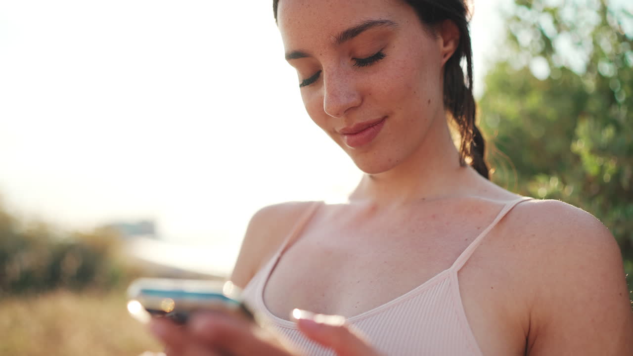 Una donna che usa il suo smartphone all'aperto