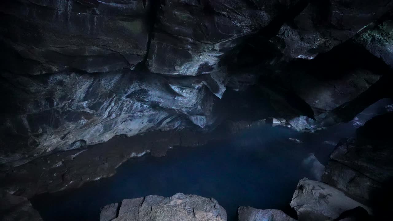 All'interno di una misteriosa caverna oscura