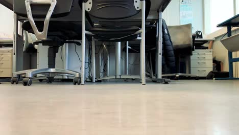 los zapatos de los pies corren en la oficina