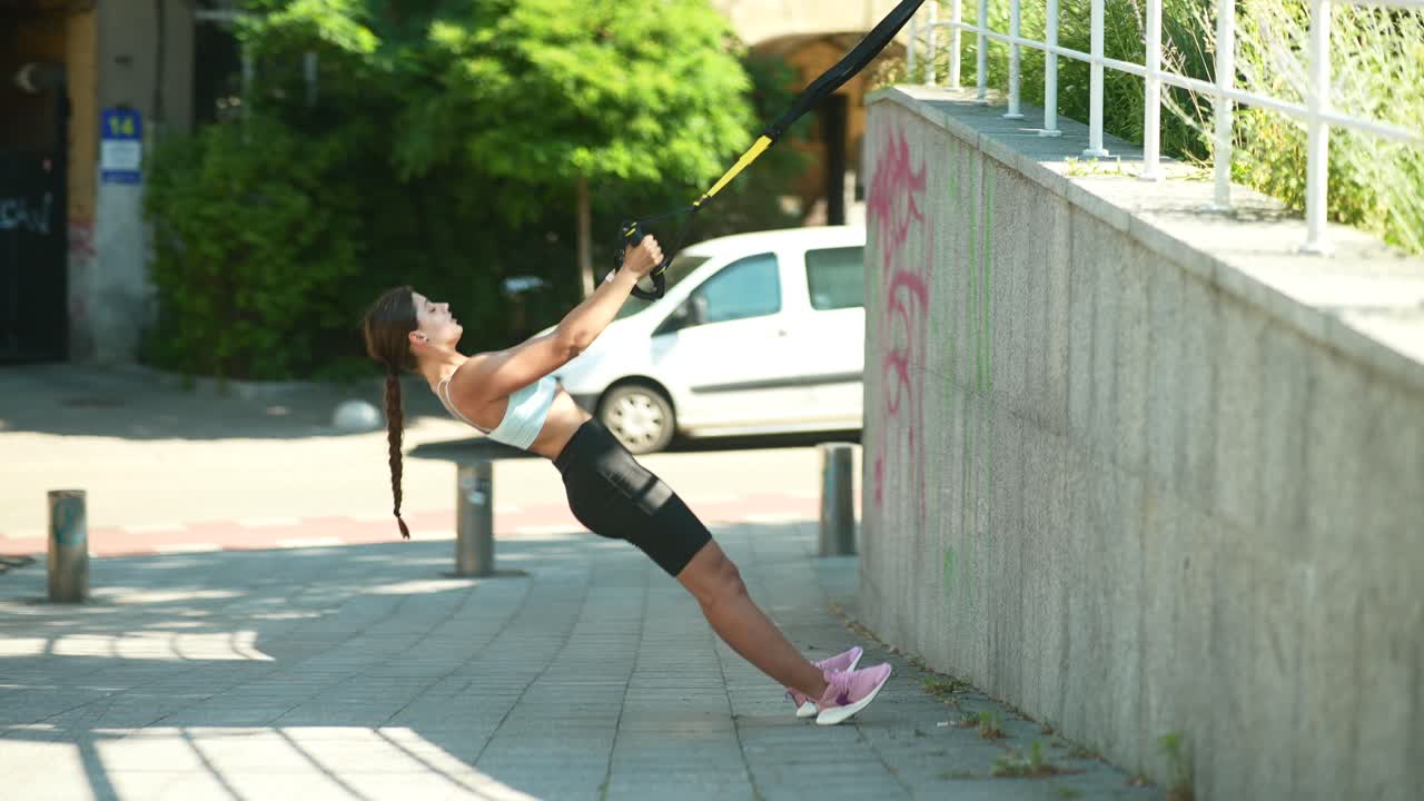 mujer haciendo entrenamiento de suspensión al aire libre